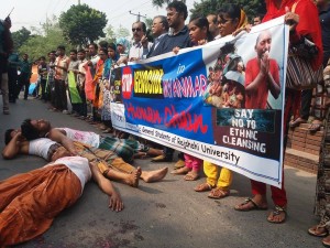 মিয়ানমারে রোহিঙ্গা হত্যার প্রতিবাদে রাবিতে মানববন্ধন