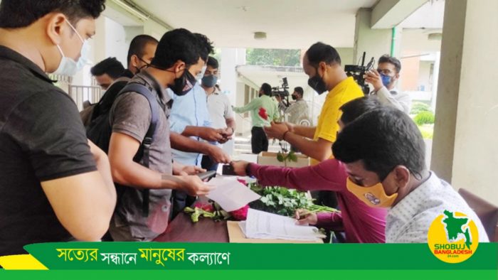 হলে উঠছে ঢাবি শিক্ষার্থীরা